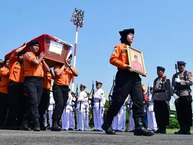 Anggota Basarnas membawa peti jenazah korban jatuhnya helikopter milik basarnas di Lanumad Ahmad Yani, Semarang (3/7). Sebanyak delapan jenazah korban jatunya helikopter Basarnas diserahkan ke pihak keluarga dalam upacara pelepasan. (Liputan6.com/Gholib)