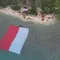 Bendera Merah Putih Raksasa Membentang di Selat Sunda