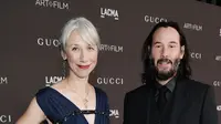 Aktor Keanu Reeves bersama Alexandra Grant berpose di red carpet LACMA Art + Film di Los Angeles, 2 November 2019. Ini merupakan pertama kalinya Keanu Reeves kedapatan menggandeng knekasihya di depan umum setelah dikenal melajang selama bertahun-tahun. (Neilson Barnard/Getty Images for LACMA/AFP)