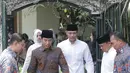 Presiden Joko Widodo (Jokowi) disambut putra sulung Presiden ke-6 Susilo Bambang Yudhoyono, Agus Harimurti saat melayat almarhumah Siti Habibah di Puri Cikeas, Bogor, Sabtu (31/8/2019). Ibunda SBY meninggal pada usia 87 tahun di RS Mitra Keluarga Cibubur. (Liputan6.com/Herman Zakharia)