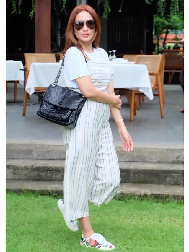 [Bintang] Gaya ABG Ussy Sulistiawaty