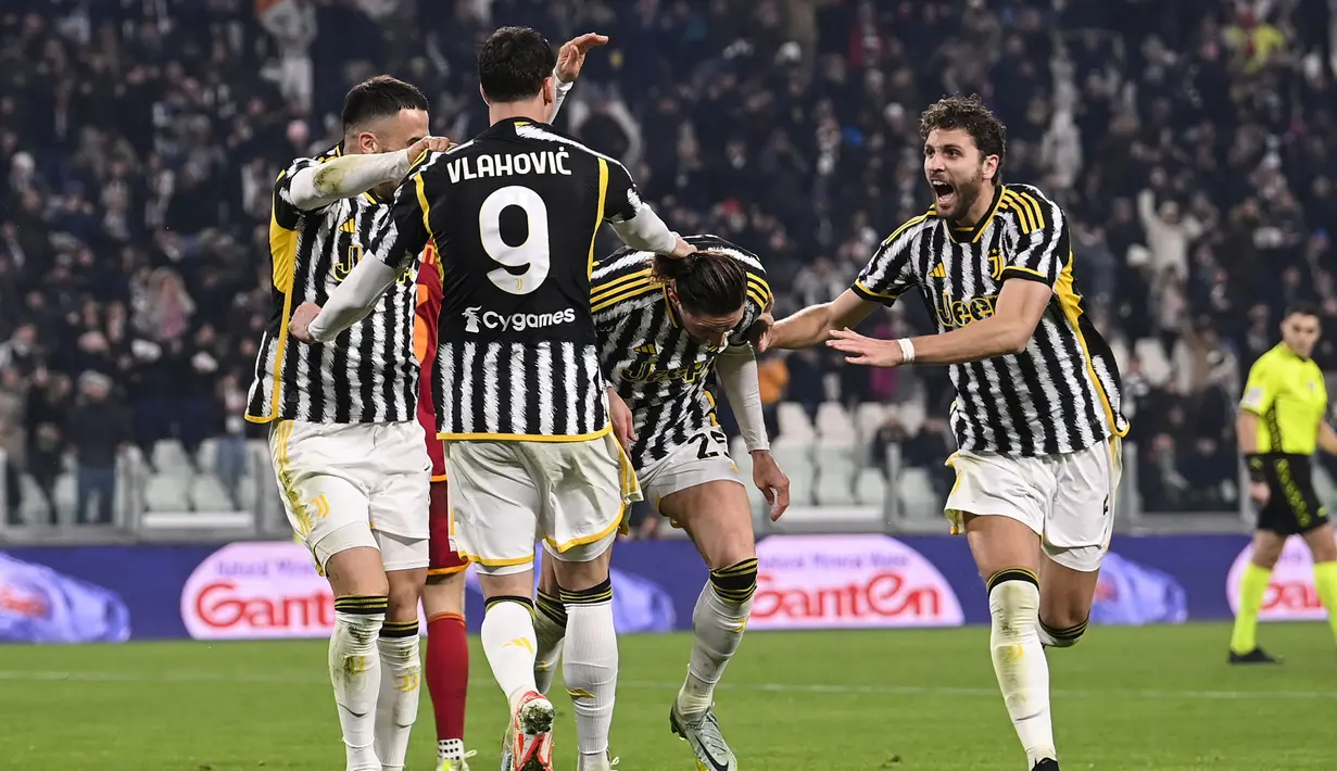 Selebrasi para pemain Juventus setelah Adrien Rabiot (kedua kanan) mencetak gol ke gawang AS Roma pada laga pekan ke-18 Serie A Liga Italia 2023/2024 di Allianz Stadium, Turin, Sabtu (30/12/2023) malam waktu setempat. (LaPresse via AP Photo/Marco Alpozzi)