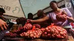 Sejumlah warga memilih bawang saat Gerakan Pasar Murah (GPM) Bawang Merah di halaman Kantor Kelurahan Tegal Parang,  Jakarta, Senin (6/5/2024). (Liputan6.com/Angga Yuniar)