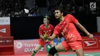 Pasangan Indonesia, Tontowi Ahmad/Lilyana Natsir saat melawan wakil India, Pranaav Jerry Chopra/Reddy N. Sikki pada Indonesia Masters 2019 di Istora Senayan, Jakarta, Selasa (22/1). Indonesia menang 21-15 21-15. (Bola.com/M Iqbal Ichsan)