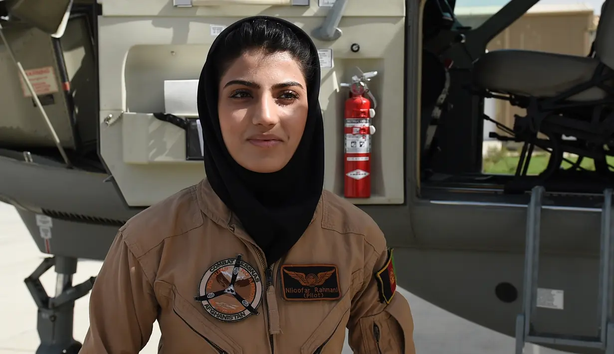 Niloofar Rahmani berpose di pangkalan Angkatan Udara Afghanistan di Kabul. Juru bicara Kementerian Pertahanan Afghanistan, Mohammad Radmanish mengatakan, pemerintah berharap permintaan suaka perempuan itu ditolak AS. (AFP PHOTO/SHAH Marai)