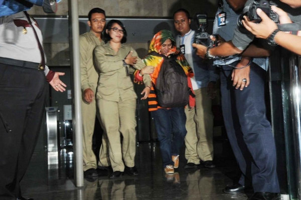 Usai diperiksa KPK, penyuap Dewie Yasin enggan tunjukkan muka