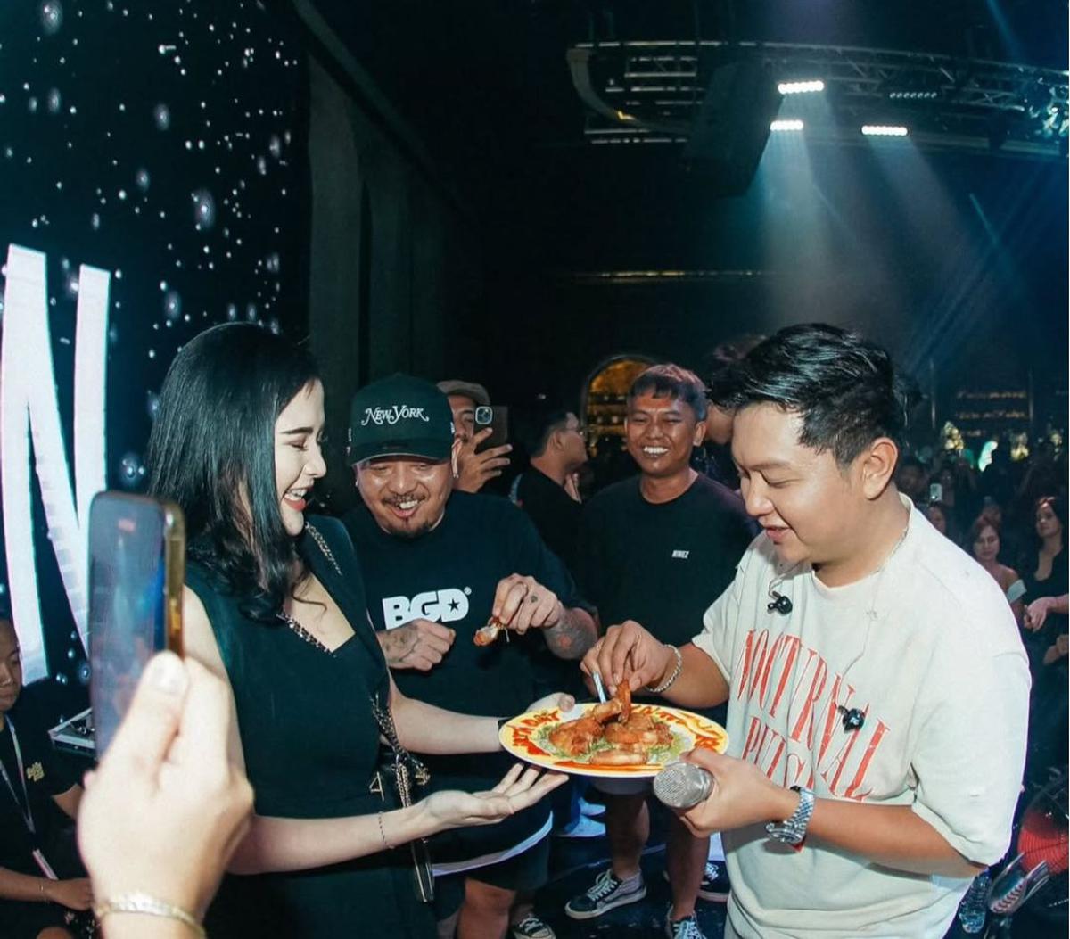 7 Potret Bella Bonita Temani Denny Caknan di Backstage, Bukti Kesetiaan yang Romantis