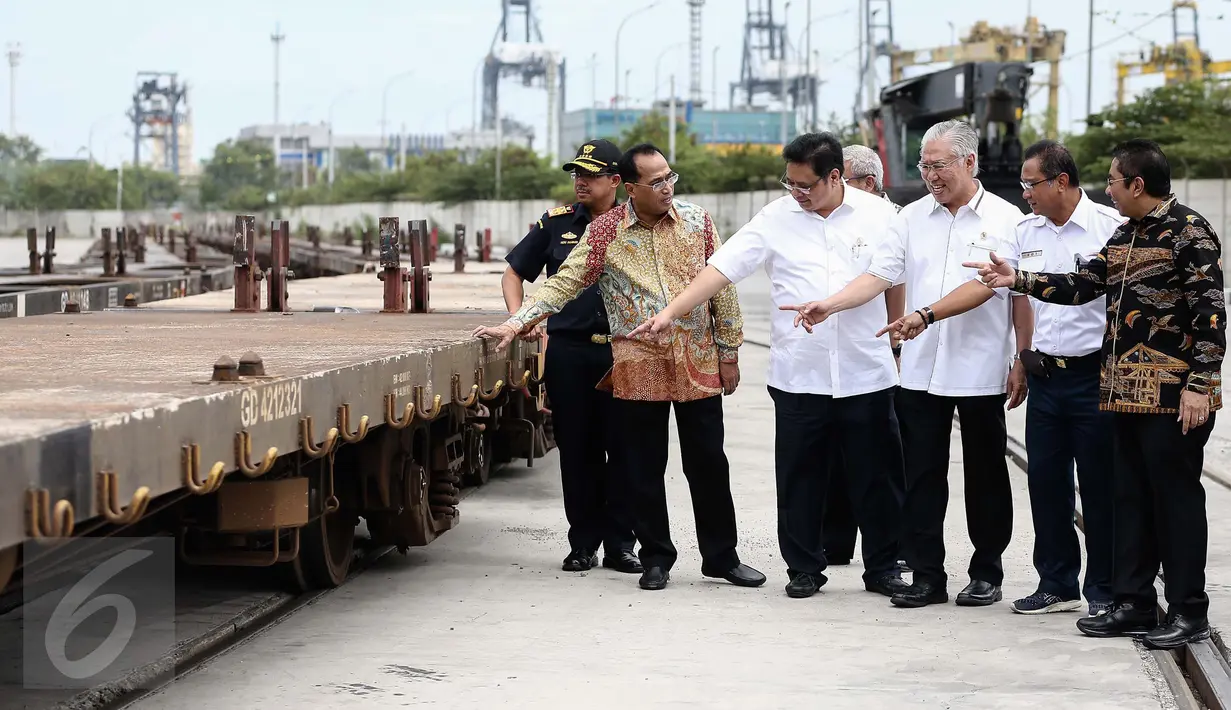 Mendag, Enggartiasto Lukita, Menperin, Airlangga Hartarto dan Menhub, Budi Karya Sumadi meninjau lapangan jalur kereta api Stasiun JICT Tanjung Priok di samping gate in-out terminal peti kemas JICT-TPK Koja, Jumat (13/1). (Liputan6.com/Faizal Fanani)