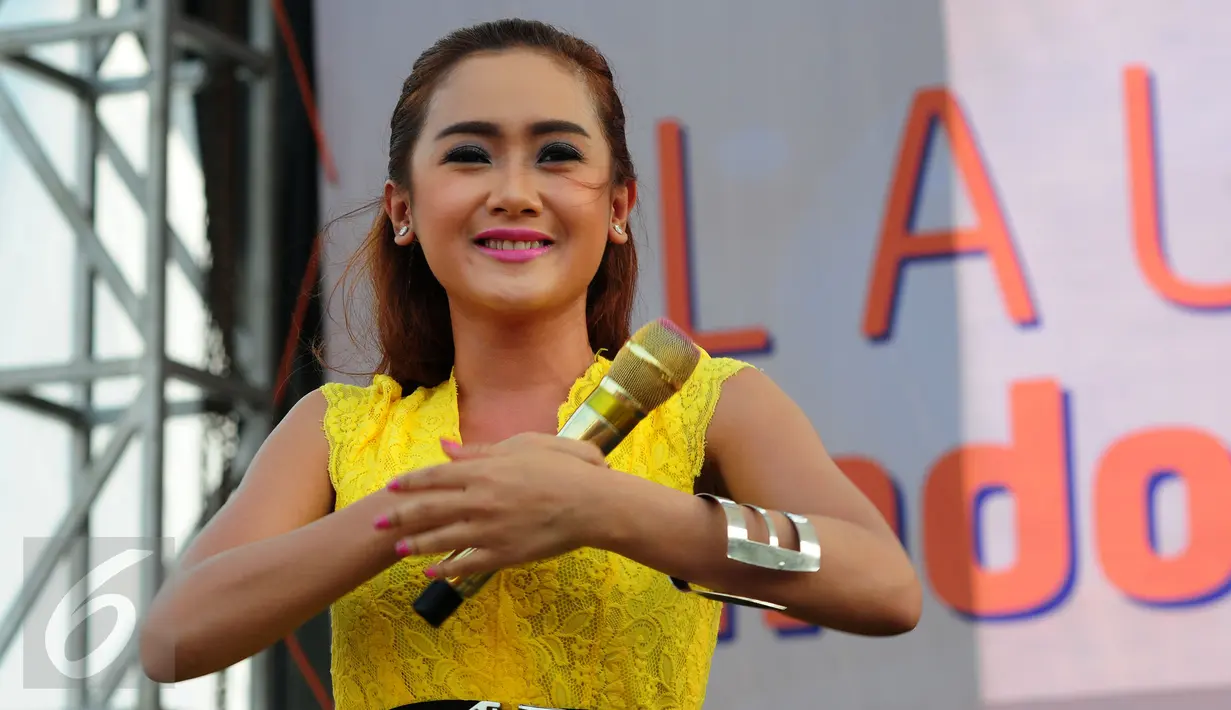Cita Citata mengaku memberikan sebuah rumah untuk sang ibu. Apalagi kini karier pelantun 'Goyang Dumang' itu juga semakin moncer, Jakarta, Senin (15/6/2015). (Liputan6.com/Faisal R Syam) 