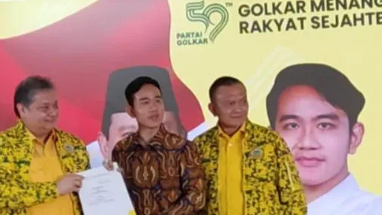 Prabowo mengaku sering melakukan komunikasi dengan Gibran. Tak hanya itu, Prabowo memastikan bahwa Gibran akan hadir dalam acara besok.<br>