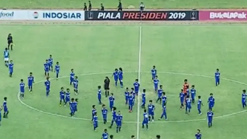 Pembukaan Piala Presiden 2019 di Stadion Si Jalak Harupat Sabtu (2/3/3019) melibatkan anak-anak SSB yang berhadapan dengan para pemain klub Liga 1