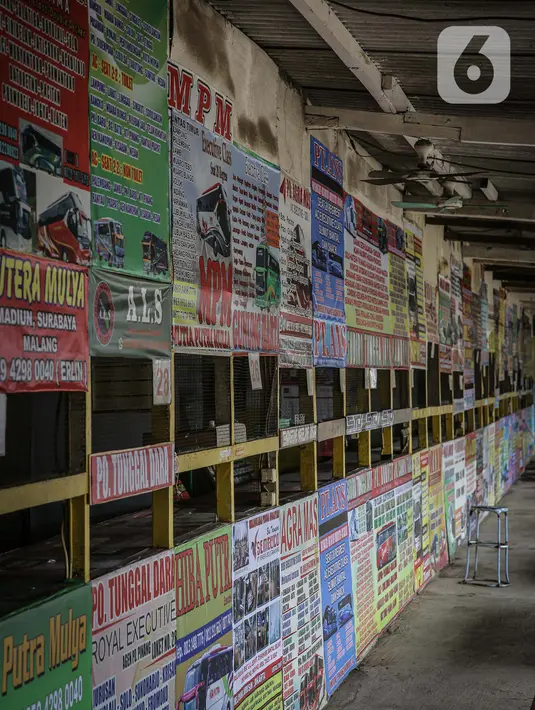 Suasana deretan loket tiket yang tutup dan sepi di terminal Pondok Pinang, Jakarta, Kamis (6/5/2021). Pelayanan terminal Pondok Pinang mati suri seiring telah diberlakukan larangan mudik Lebaran mulai hari ini, 6 hingga 17 Mei 2021. (Liputan6.com/Faizal Fanani)