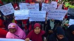 Dalam aksinya, Serikat Tani Indramayu menuntut perbaikan infrastruktur irigasi dan modernisasi pertanian bagi para petani Indramayu Barat. (merdeka.com/Arie Basuki)