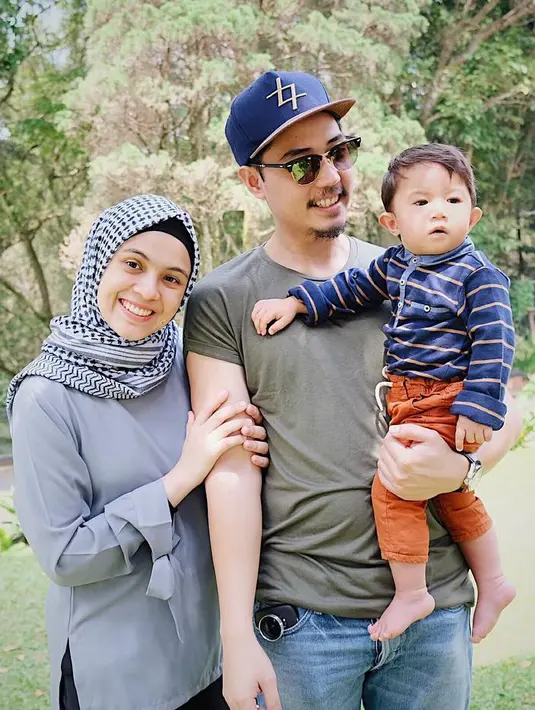 Dari foto-foto di akun Instagramnya, Gina terlihat lebih besar saat kehamilan anak keduanya ini. Namun di sisi lain, Gina tetap memerhatikan dan fokus menjadi ibu untuk anak pertamanya. (Instagram/missnyctagina)