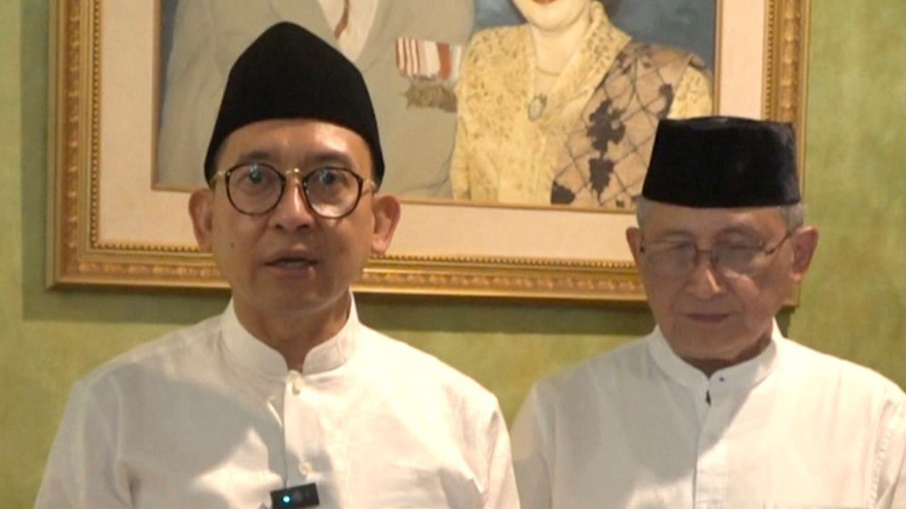 Menteri  Fadli Zon diapit Ketua Majelis Surau Qutubul Amin H Suroso Surya Atmadja ( kiri) dan Guru Besar UGM Gunawan Sumodiningrat.