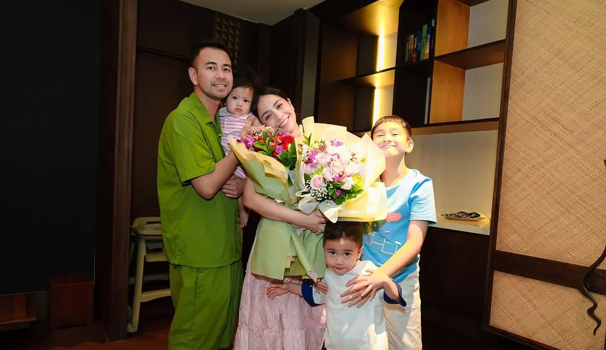 Nagita Slavina mendapatkan kejutan manis di Hari Ibu. Dalam foto yang diunggahnya, ia tampil anggun mengenakan midi dress berwarna pink sambil memegang buket bunga. Penampilan Nagita benar-benar mencerminkan kelembutan seorang ibu. [@raffinagita1717].