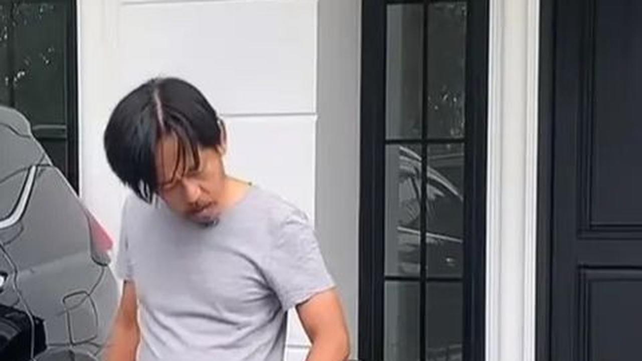 Meski tak terlihat lebar dari depan, rumah Epy Kusnandar memberikan kesan mewah yang tak terbantahkan.