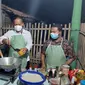 Bupati Kebumen memasak nasi goreng untuk petugas kebersihan perempuan sebagai apresiasi atas dedikasinya. (Foto: Liputan6.com/Rudal Afgani)