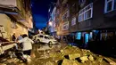 Sejumlah kendaraan berserakan saat banjir setelah hujan deras di Istanbul, Turki, Rabu dini hari, 6 September 2023. (Sercan Ozkurnazli/Dia Images via AP)