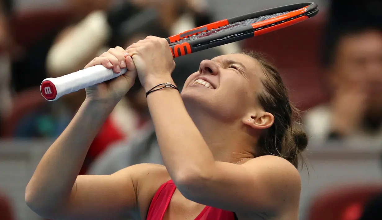 Petenis Rumania, Simona Halep merayakan kemenangan atas petenis Latvia, Jelena Ostapenko pada semifinal China Terbuka 2017 di Beijing, Sabtu (7/1). Kemenangan ini menjadikan Halep berada pada peringkat 1 dunia petenis wanita. (AP/Mark Schiefelbein)