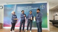 Corporate Communication Manager Bayer Indonesia, Sri Libri Kusnianti, bersama Bayer Crop Science Site Lead Indonesia and Malaysia, Muhammad Zoel Akbar, dan HSE Lead Surabaya Site, Bayer Crop Science Indonesia, Diyan Siswanto saat memaparkan terkait perkembangan Bayer Crop Science Surabaya Site, Surabaya, Jawa Timur. (Liputan6.com/Dicky Agung Prihanto)