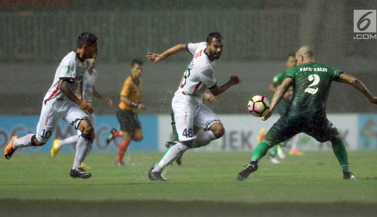 Pemain depan Bali United, Marcos Abel Flores Benard (tengah) mencoba mengecoh pemain PS TNI saat laga lanjutan Liga 1 Indonesia di Stadion Pakansari, Kab Bogor, Senin (10/7). Laga dimenangkan Bali United dengan skor 4-3. (Liputan6.com/Helmi Fithriansyah)