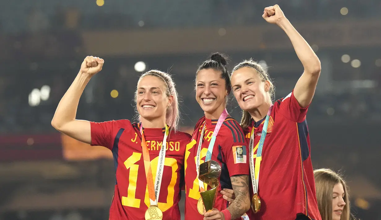 Selebrasi kemenangan tiga pemain Timnas Wanita Spanyol (dari kiri) Alexia Putellas, Jennifer Hermoso dan Irene Paredes setelah menjuarai Piala Dunia Wanita 2023 usai mengalahkan Timnas Wanita Inggris 1-0 pada laga final di Australia Stadium, Sydney (20/8/2023). (AP Photo/Alessandra Tarantino)