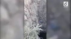 Kecelakaan mobil terjadi di Khargone, India. Pengemudi berhasil diselamatkan usai terjatuh ke dalam sumur sedalam 18 meter.