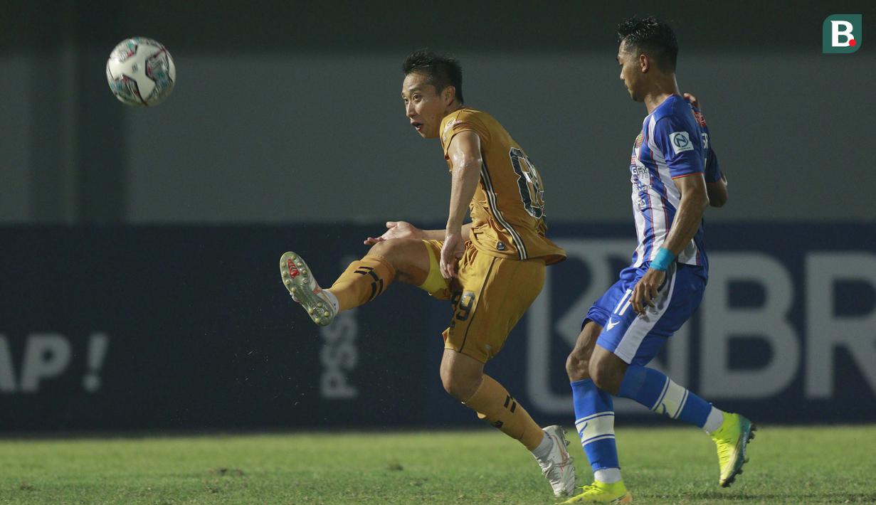 Kedudukan imbang ini tidak bertahan lama karena Bhayangkara FC kembali unggul di injury time babak pertama. Itu bermula dari sepakan gelandang Lee Yujun yang mengenai tangan kapten Persiraja, Mukhlis Nakata, di kota terlarang. (Foto: Bola.com/M iqbal Ichsan)