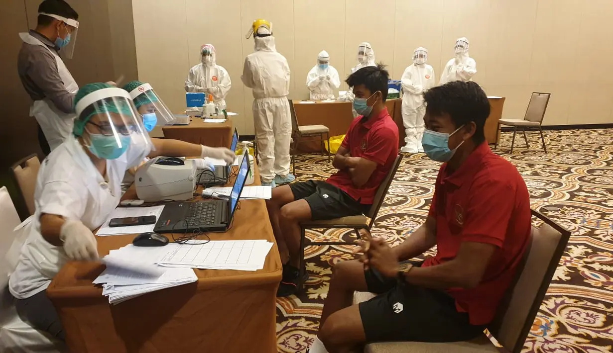 Pemain Timnas Indonesia mengikuti tes Swab di di Hotel Fairmont, Jakarta, Kamis (30/7/2020). Pemain senior dan pemain U-19 melakukan tes Swab jelang pemusatan Latihan. (Dokumentasi PSSI)