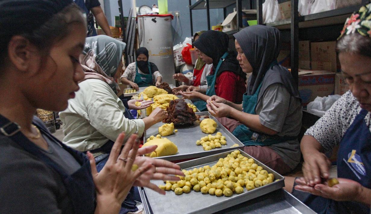 Permintaan berbagai jenis kue kering untuk kebutuhan perayaan Hari Raya Idul Fitri 1447 Hijriah. Tampak dalam foto, pekerja memproduksi berbagai jenis kue kering di Botisha Cookes Kampung Nastar, Larangan, Tangerang, Banten, Kamis 12 Maret 2026. (merdeka.com/Arie Basuki)