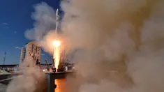 Roket Soyuz 2.1a yang membawa satelit Lomonosov, Aist-2D, dan Samsat-218 mulai lepas landas dari landasan kosmodrom baru Vostochny di Uglegorsk, Blagoveshchensk, Rusia (28/4). (REUTERS/ Kirill Kudryavtsev)