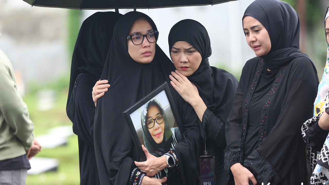 Potret Pemakaman Ibunda Ussy Sulistiawaty, Andhika Pratama Turut Antar ke Liang Lahat - Diiringi Tangis Keluarga