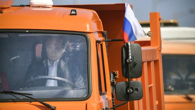Vladimir Putin mengendarai truk dalam peresmian jembatan kontroversial yang menghubungkan Rusia selatan dengan semenanjung Crimea. (AP)