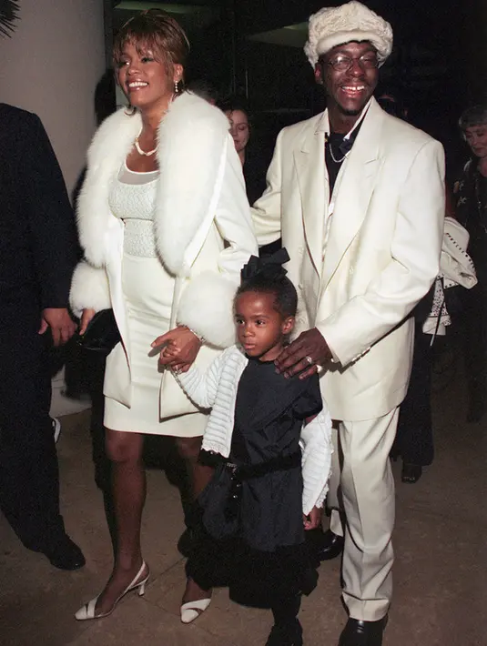 Whitney Houston, Kristina Brown, dan Bobby Brown. (via Buzzfeed.com)