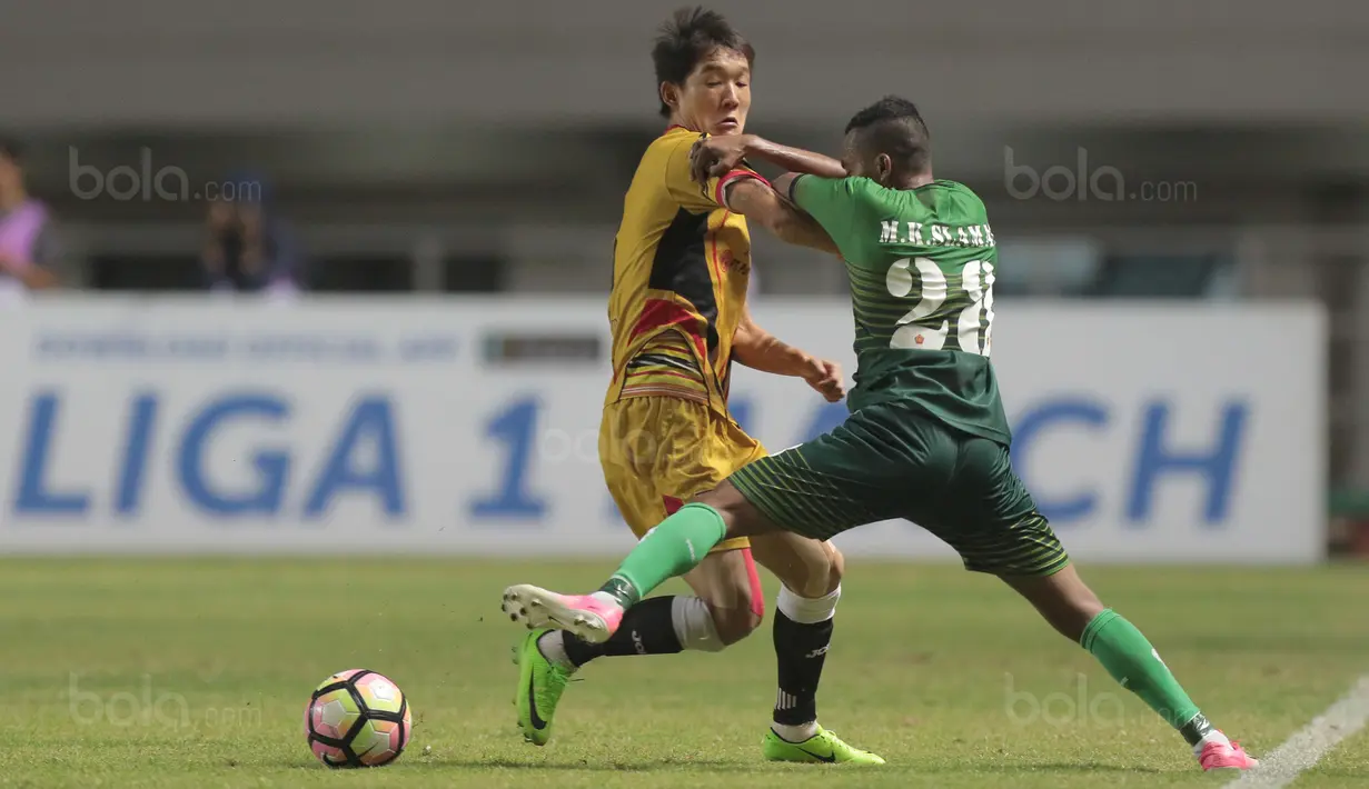 Pemain PS TNI, Kasim Slamat (kanan) berebut bola dengan pemain Mitra Kukar, Oh Inkyun pada lanjutan Liga 1 2017 di Stadion Pakansari, Bogor (26/9/2017). PS TNI menang 2-1. (Bola.com/Nicklas Hanoatubun)