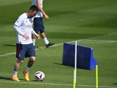 Penyerang Paris Saint-Germain (PSG) Lionel Messi menghadiri sesi latihan dua hari sebelum pertandingan  Ligue 1 2022/23 pekan ke-38, di Saint-Germain-en-Laye, sebelah barat Paris pada 1 Juni 2023. (Photo by FRANCK FIFE / AFP)