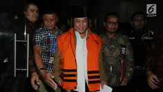 Bupati Lampung Selatan Zainudin Hasan dibawa menuju mobil tahanan seusai menjalani pemeriksaan di gedung KPK, Jakarta, Jumat (27/7). KPK resmi menahan adik Ketum PAN Zulkifli Hasan itu terkait dugaan suap proyek infrastruktur. (Liputan6.com/Dwi Narwoko)Bu