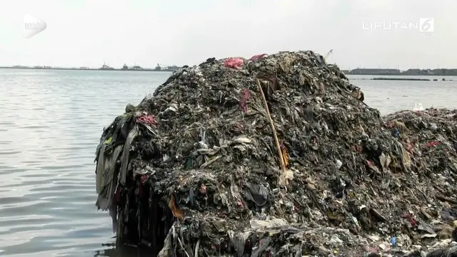 Berbulan-bulan gundukan sampah di pinggir pantai Marunda tak juga hilang. Gundukan sampah menyebabkan bau tak sedap yang menyengat.