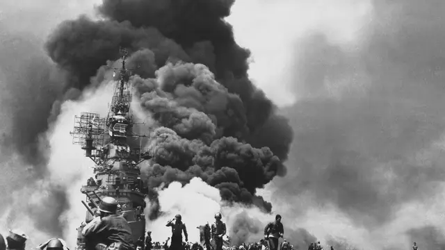 Serangan kamikaze Jepang ke kapal AS (National Archives and Records Administration)
