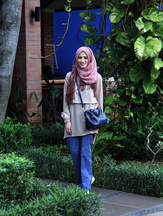 Dude Harlino dan Alyssa Soebandono  mengaku bahwa putranya, Dirgantara Ariendra Harlino sudah mulai jago berpose di depan kamera. Banyaknya momen lucu yang diabadikan, membuat putranya mulai kebanjiran tawaran iklan. (Nurwahyunan/Bintang.com)