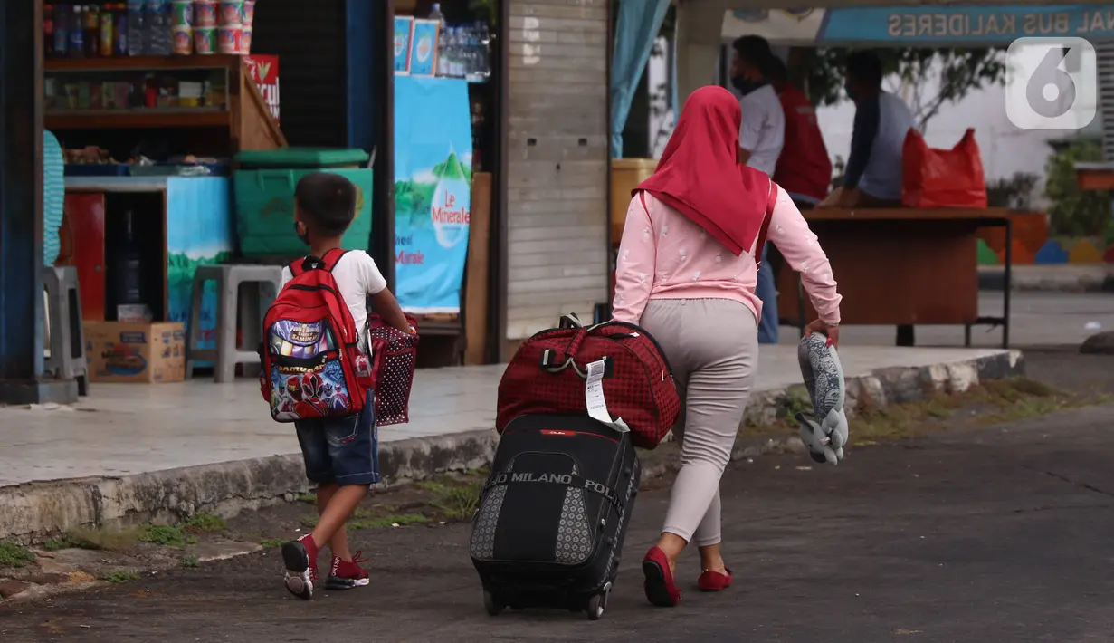 Calon pemudik membawa barang bawaan di Terminal Kalideres, Jakarta Barat, Kamis (30/7/2020). Libur Idul Adha dimanfaatkan banyak masyarakat untuk mudik ke kampung halaman. (Liputan6.com/Angga Yuniar)