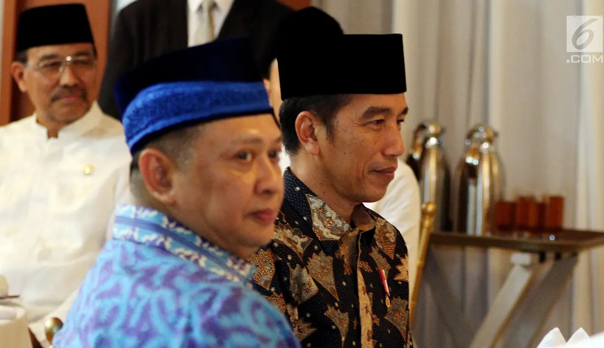 Presiden Joko Widodo dan Ketua DPR Bambang Soesatyo saat menghadiri acara buka puasa bersama dengan pimpinan dan anggota DPR di Rumah Dinas Ketua DPR Jalan Widya Chandra, Jakarta, Senin (28/5).(Liputan6.com/Johan Tallo)