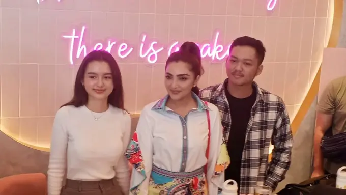 Ashanty bersama Azriel Hermansyah dan Sarah Menzel