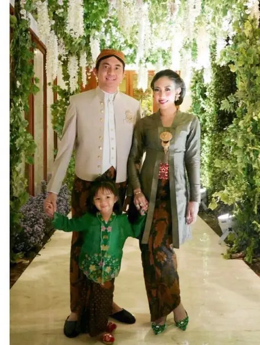 Tak kalah memesona, kebaya kutubaru warna sage green dengan angkin dan rok jarik. [@mrsayudewi]