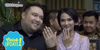 Vanessa Angel resmi dilamar oleh cucu Presiden Soekarno, Didi Mahardika. Acara berjalan dengan lancar, seperti ini kebahagiaan mereka berdua.