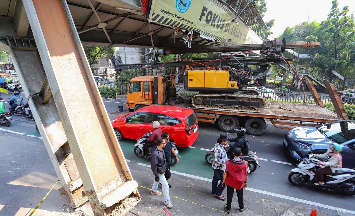 JPO Kapten Tendean Rusak Parah Akibat Truk Pengangkut Crane