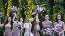 Pernikahan Mahalini dan Rizky Febian mencuri perhatian begitupun para bridesmaid yang terdiri dari publik figure. Saat resepsi para bridesmaid, tampil dengan gaun warna ungu berbagai model. [@mahaliniraharja]