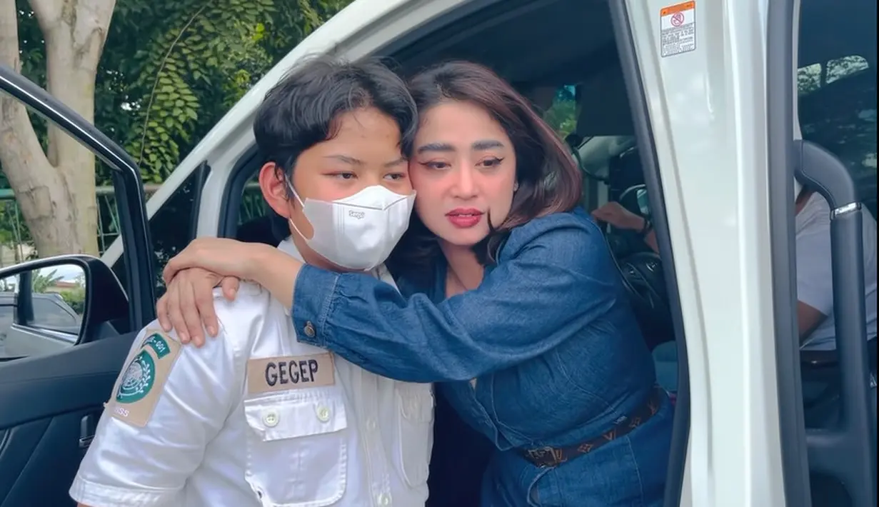 Dewi Perssik dan Gabriel (Youtube/DEWI PERSSIK)