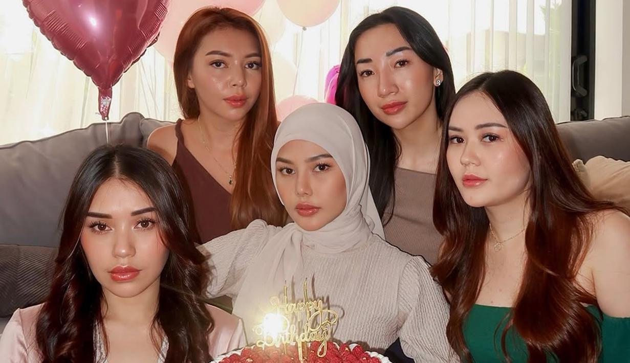 Tampil beda dengan berhijab dari teman-temannya, Dara Arafah banjir pujian. Seperti diketahui Dara Arafah putuskan untuk berhijab pada awal Mei 2022. Berpose tanpa pamer senyuman, Dara Arafah dan keempat sahabatnya tetap memancarkan pesonanya. Tak hanya Dara Arafah, teman-teman selebgram kelahiran tahun 2000 ini juga sukses mencuri perhatian netizen. (Liputan6.com/IG/@daraarafah)